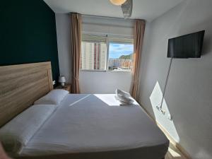 una camera con letto e finestra di Apartamento Benimar Beach a Benidorm