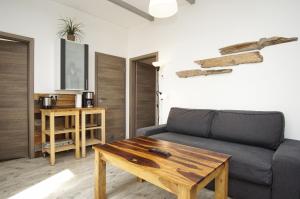 ミデルハーゲンにあるnaturnah, mit Terrasse, Garten und Meerblick - Ferienwohnung auf dem Teschenbergのソファとコーヒーテーブルのあるリビングルーム +16枚の写真