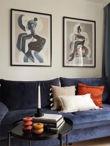 a living room with a blue couch and a table at New Apartment Wroclaw Parking Place & Self Check in 24H Apartament TARAS Miedziana in Wrocław