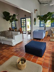 sala de estar con sofá y mesa en Mansão 6/4 Piscina & Mar en Olivença