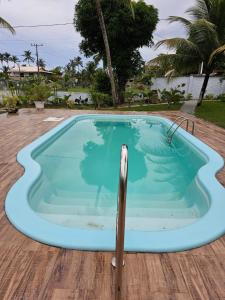 una pequeña piscina azul con un poste de metal. en Mansão 6/4 Piscina & Mar en Olivença