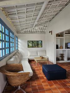 sala de estar con sofá blanco y mesa en Mansão 6/4 Piscina & Mar en Olivença