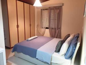 een slaapkamer met een groot bed en een raam bij Nelly's Private Resindence in Chania