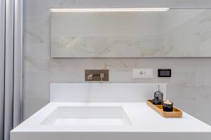 Baño blanco con lavabo y espejo en Incantevole vista dalle mura del castello., en Gradisca d'Isonzo