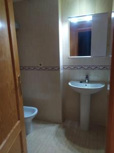 Bilik mandi di Tranquil apartament a la vora del Delta de l'Ebre