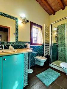 La salle de bains est pourvue d'un lavabo, d'une douche et de toilettes. dans l'établissement -Villa Gardenia- [Private Garden & Free Parking], à Sarzana