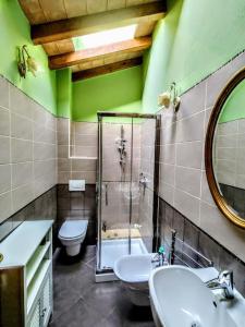 La salle de bains est pourvue d'une douche, de toilettes et d'un lavabo. dans l'établissement -Villa Gardenia- [Private Garden & Free Parking], à Sarzana