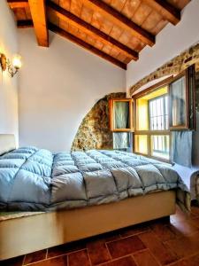 sypialnia z dużym łóżkiem w pokoju w obiekcie -Villa Gardenia- [Private Garden & Free Parking] w mieście Sarzana