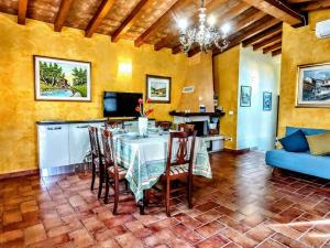 une salle à manger avec une table et un canapé bleu dans l'établissement -Villa Gardenia- [Private Garden & Free Parking], à Sarzana