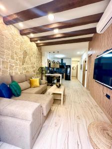 TV/trung tâm giải trí tại La Reina Apartment by the Sea +73 ảnh