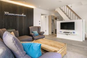 Televisyen dan/atau pusat hiburan di Baltic House Penthousewohnung Seestern