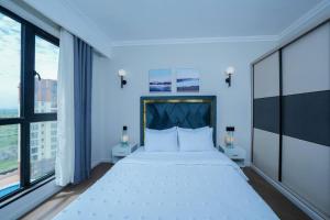 Tempat tidur dalam kamar di Abantu Parkview 2BR Suite near JKIA SGR with Pool Gym Eatery