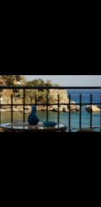 uma vista para o oceano a partir de uma varanda em Lydia Mare em Agios Kirykos