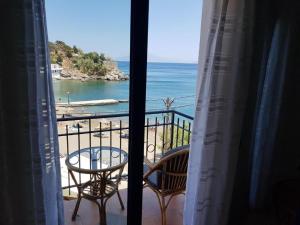 um quarto com vista para o oceano a partir de uma varanda em Lydia Mare em Agios Kirykos