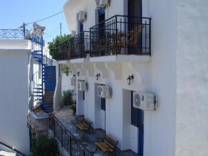 een uitzicht op een gebouw met een balkon en stoelen bij Lydia Mare in Agios Kirykos