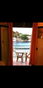 d'un balcon avec une table et une vue sur l'eau. dans l'établissement Lydia Mare, à Agios Kirykos