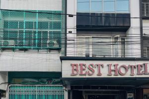 una mejor señal de hotel frente a un edificio en RedDoorz @ Best Hotel Jalan Dr. Sutomo Siantar en Pematangsiantar