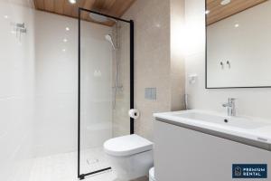 La salle de bains est pourvue d'une douche, de toilettes et d'un lavabo. dans l'établissement Singel suite Floor 3, à Hanko