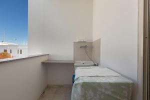 a small room with a bed and a window at Casa Solero by BarbarHouse in San Foca