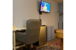 TV a/nebo společenská místnost v ubytování Lake Country Inn