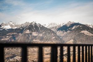 een uitzicht op een bergketen met besneeuwde bergen bij Picea am Ötzerhof 2 in Merano