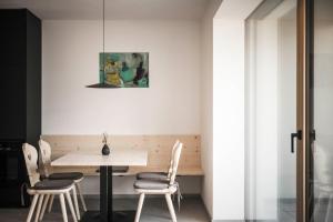 een eetkamer met een tafel en stoelen bij Picea am Ötzerhof 2 in Merano