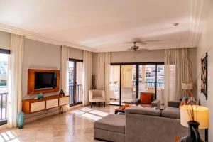 TV a/nebo společenská místnost v ubytování TAN Resorts Marina Cap Cana - All Inclusive