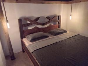 Tempat tidur dalam kamar di Pongwe Eco Lodge and kitten paradise.