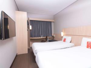 Postel nebo postele na pokoji v ubytování ibis Medellin