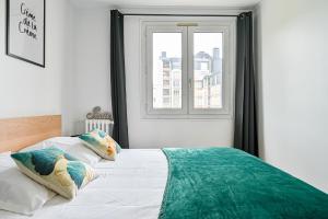 1 dormitorio con 1 cama blanca grande y ventana en Le Coquet - 4 pers - Paris / La Défense - Parking en Courbevoie