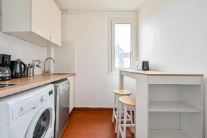 a kitchen with a washing machine and a counter at Le Coquet - 4 pers - Paris / La Défense - Parking in Courbevoie
