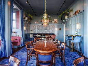 فندق بوليفارد شيفينينجين في شيفيننغن: غرفة طعام مع طاولة وكراسي