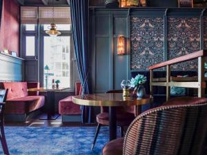 a dining room with a table and chairs at Boulevard Hotel Scheveningen in Scheveningen