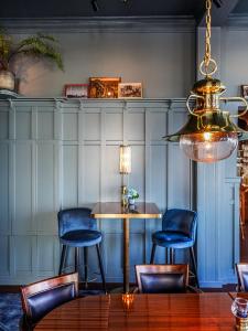 une salle à manger avec des chaises bleues et une table dans l'établissement Boulevard Hotel Scheveningen, à Scheveningen
