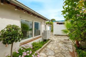 カーニュ・シュル・メールにあるPetite maison-studio Ba014sの窓付きの家