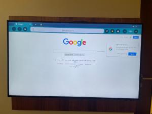 una pantalla de ordenador con la palabra google en ella en Holiday Inn Kolkata Airport, an IHG Hotel en Calcuta
