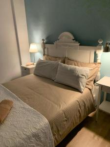 Letto o letti in una camera di Com a casa