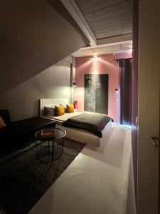 um quarto com uma cama e uma mesa num quarto em Guestroom by "FARBGESTALT" em Sarstedt