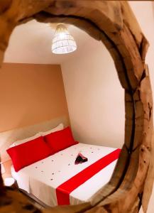 1 dormitorio con 1 cama con un gran círculo de madera alrededor en Ti Kaz des Roches, en Saint-Louis
