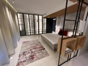 een slaapkamer met een bed en een groot raam bij GALA'Pe in Zadar +77 foto's