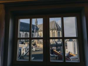 ein Fenster mit Blick auf ein Gebäude in der Unterkunft Swissôtel Amsterdam in Amsterdam