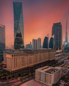 een uitzicht op de skyline van de stad met hoge gebouwen bij Ritz Carlton Residences DIFC Downtown Dubai in Dubai
