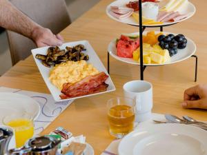 une table avec trois assiettes de nourriture sur une table dans l'établissement Mercure Fátima, à Fátima