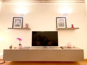 Μια τηλεόραση ή/και κέντρο ψυχαγωγίας στο Amazing Apt San Lorenzo 19, Rolli palace UNESCO - Overlooking the Cathedral FREE PRIVATE PARKING