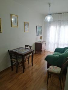 a living room with a table and a couch at Benignicase in Rome