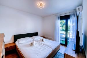 En eller flere senge i et værelse på New apartment Budinski 1st row & pool + 39 billeder