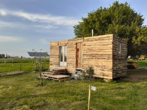 mały drewniany dom na polu w obiekcie La sablière w mieście Oucques