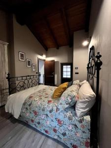 1 Schlafzimmer mit einem Bett mit Blumendecke in der Unterkunft Il Sulé in Giaveno