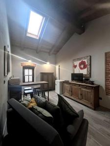 ein Wohnzimmer mit einem Sofa und einem Tisch in der Unterkunft Il Sulé in Giaveno