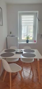 a room with a table and chairs and a window at Mieszkanie w domu jednorodzinnym in Człuchów +8 photos